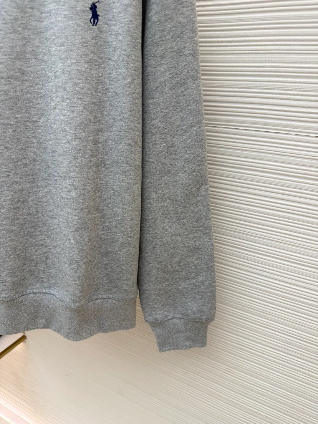 Ralph Lauren logo embroidered sweatshirt ●Original version: Purchased and developed at 1690 ●Item No.: 1681541-A15 ●Fabric: Cloud-like honey cotton fleece sweatshirt fabric ●Technology: Made by Hasuo ●Color: Gray ●Version: Fitted version ●Weight: about 430 grams ●Size: S-M-L-XL ●Description: Customized cloud-like honey cotton fleece sweatshirt material, delicate touch, comfortable and skin-friendly, based on matte gray Comes with a layer of soft light filter. Exquisite indigo pony logo is embellished. It is highly recognizable. It has a breath of freedom and vitality. A symphony of pure and smart colors. It outlines a high-end outline with extreme simplicity. It becomes the smart focus of the vision. Shows taste in silence and adopts imported machine embroidery technology. Uses advanced computer control system and precision mechanical components to realize the iconic pony embroidery operation. High precision. The lines are smooth and delicate, using the Hasuo process. Sewing on a specific machine. The high fastness of Haha thread adds visual effects. It is time-consuming and labor-intensive, and the fabrics are washed. It has a better hand feel and texture. It is not easy to deform, shrink or fade. It maintains long-term beauty. The overall wiring is straight and delicate, the fabric is comfortable and soft, and the color is consistent without color difference. It can be matched with the same style to create a fashionable look and control various occasions. Customized accessories, complete with three standards, same style for men and women!